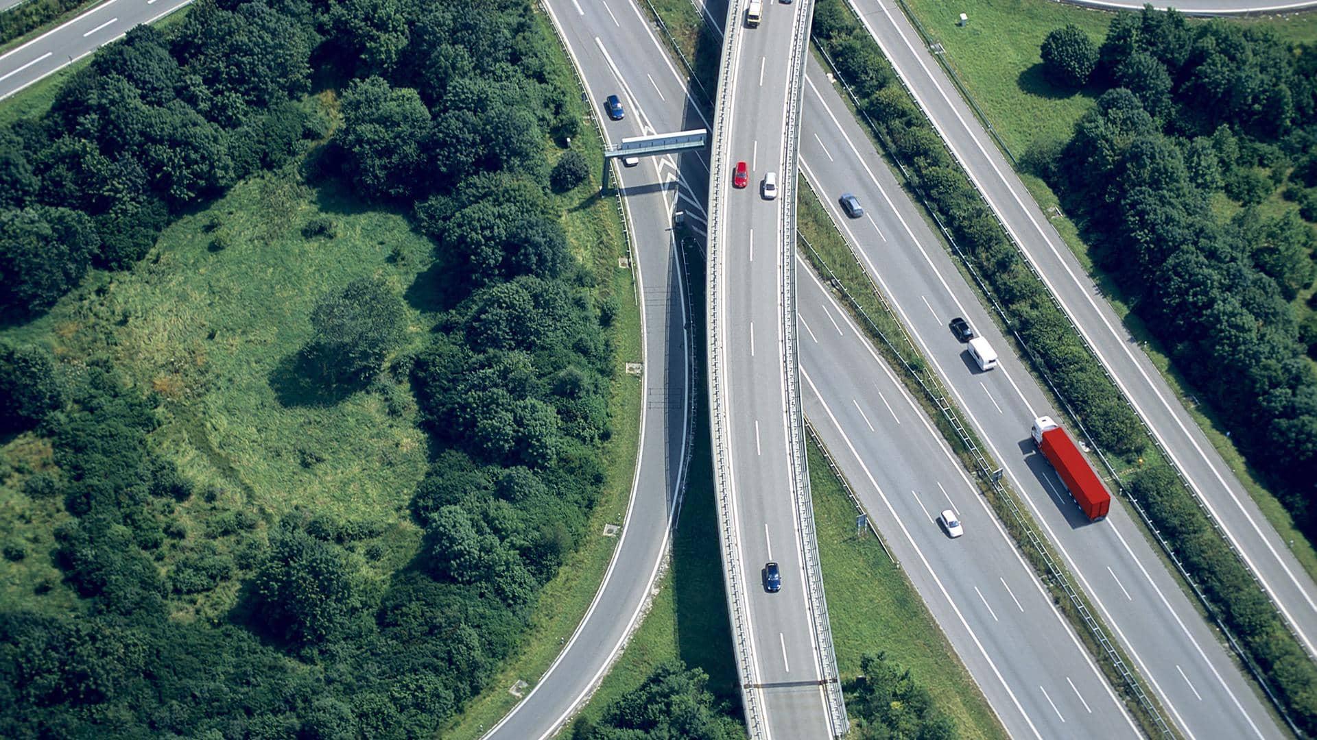 A road as seen from above. Our latest survey assesses the expectations of the logistics sector.
