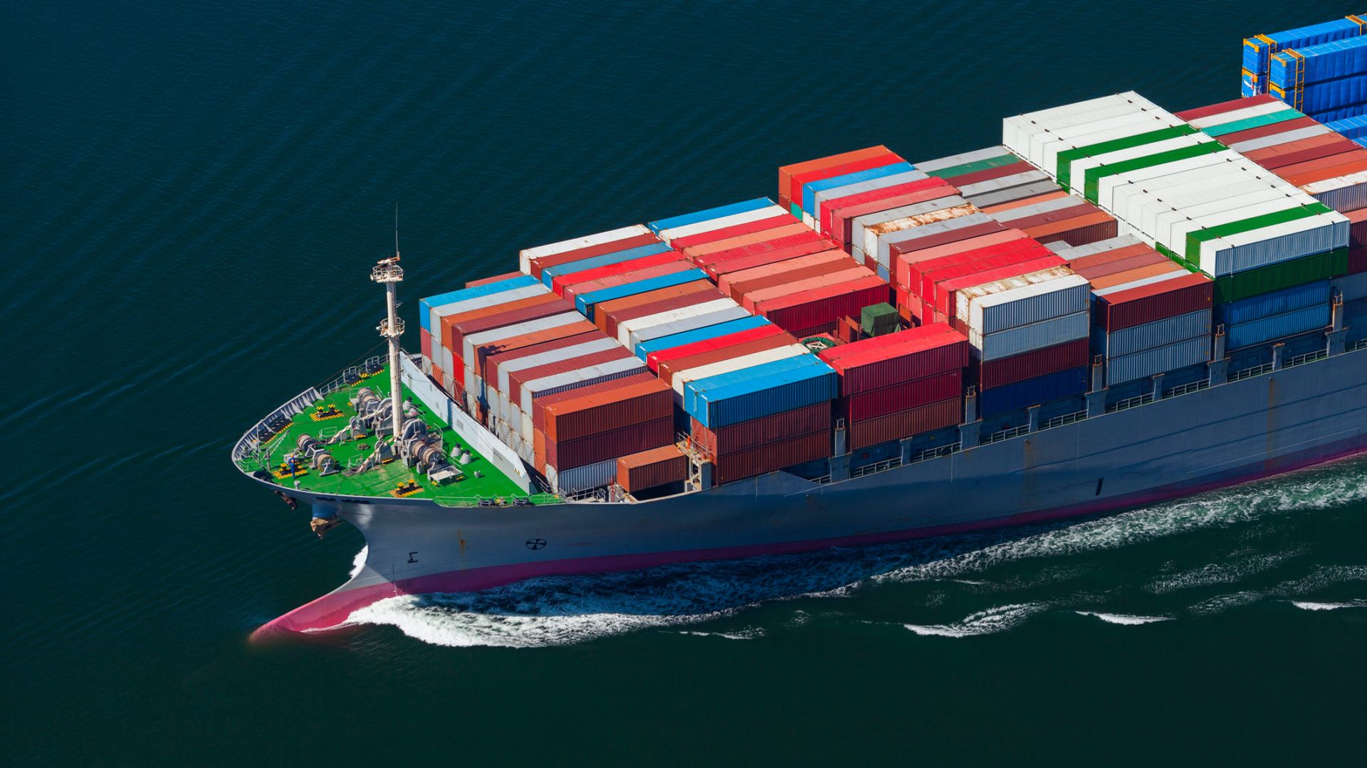 A container vessel navigating through the sea. Our export toolkit provides support to exporters.
